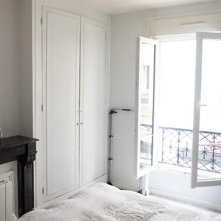 Bright Flat Close To Belleville Διαμέρισμα *